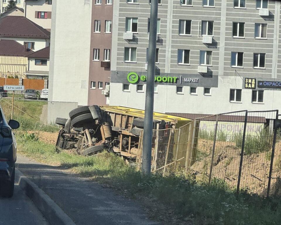 foto-post-o-perevernuvshemsa-KAMAZe